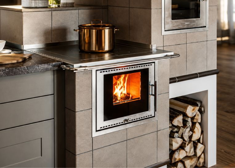 Detaillierte Ansicht der geräumigen Herdplatte des Aufsatzherdes für autarkes Kochen mit Holz.