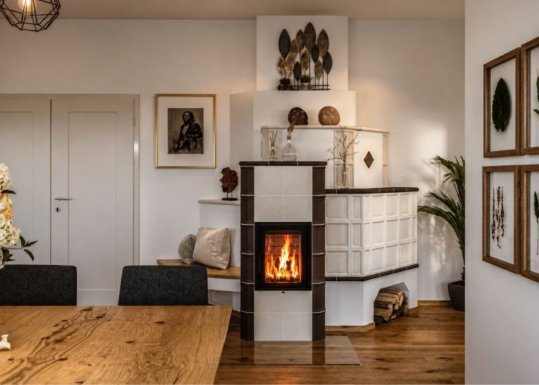 Frontale Ansicht des Ofens mit Fokus auf das brennende Feuer und die integrierte Sitzbank mit hochwertiger Holzauflage.