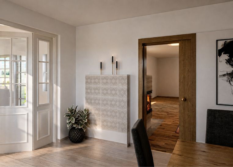 Rückseite des durch die Wand gebauten Kachelofens im Esszimmer, verkleidet mit hochwertiger Feinkeramik.