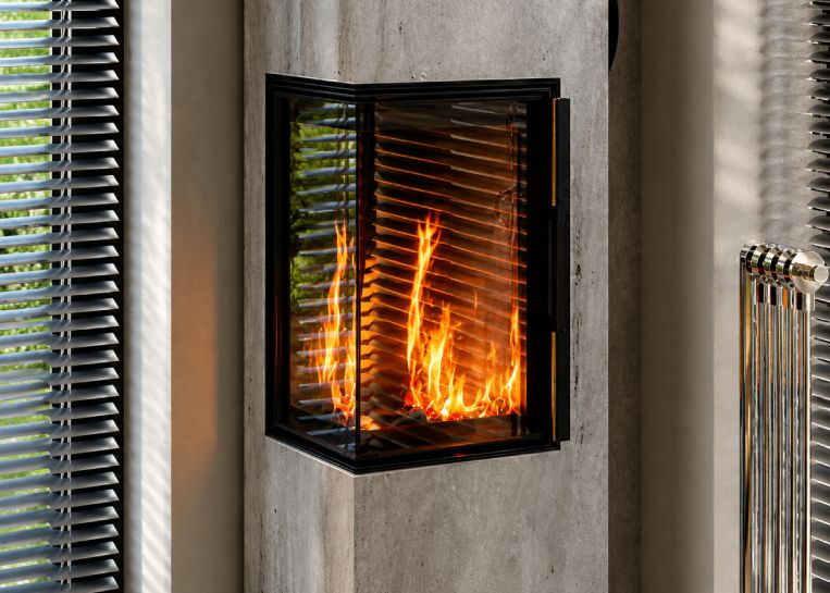 Detaillierte Ansicht des lodernden Feuers hinter der großzügigen Glaskeramik-Eckscheibe des Monolith Ofens.