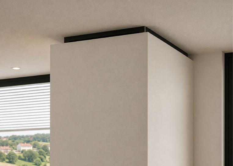 Detaillierte Ansicht des sauberen Deckenabschlusses des Kaminbaus mit einer umlaufenden, schwarz lackierten Metallumrandung.