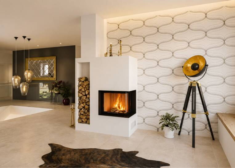 Eine moderne Kaminanlage über Eck mit Spartherm 2R55h Einsatz, integriertem Holzlager und weißem Spachtelputz-Finish.