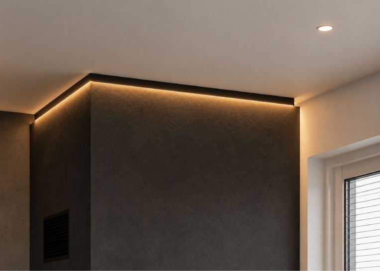 Nahaufnahme des deckenhohen Kaminabschlusses mit einer präzisen Schattenfuge und stimmungsvoller, indirekter LED-Beleuchtung.
