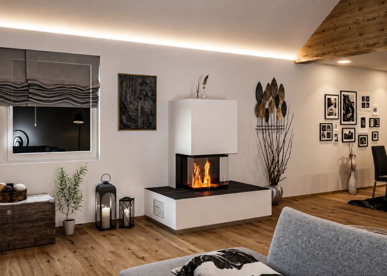 Seitenansicht des Kamins mit Fokus auf den großformatigen Keramik-Feuertisch und die markante 7cm hohe Aluminium-Sockelleiste.