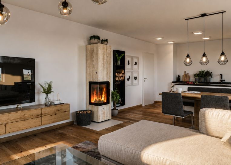 Gesamtansicht eines hellen Eck-Kaminofens aus Travertin-Naturstein in einem modernen Wohnzimmer mit offener Küche.