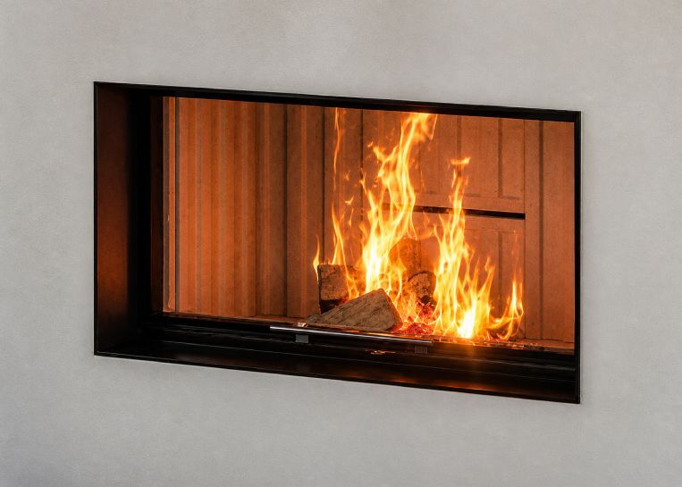 Nahaufnahme des lodernden Holzfeuers hinter der großzügigen Sichtscheibe, die von einer eleganten schwarzen Metallblende eingerahmt wird.