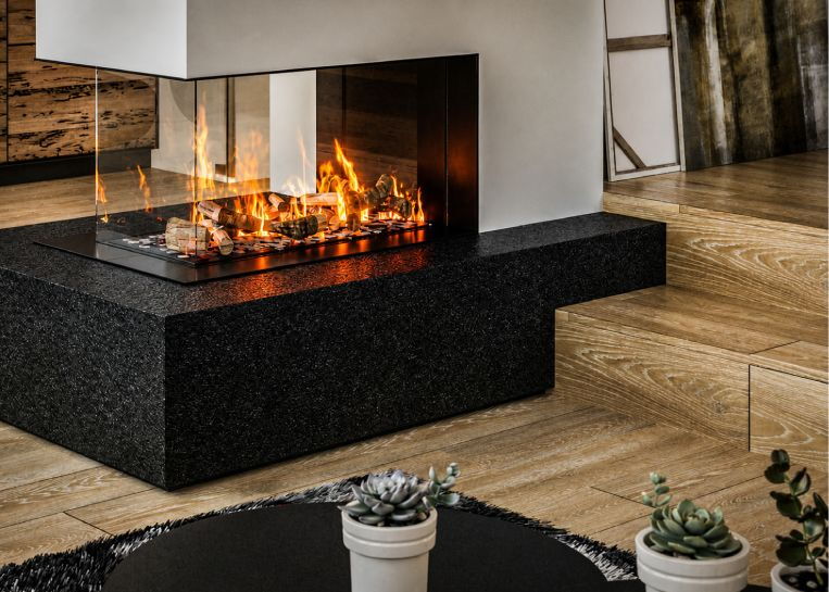 Nahaufnahme des authentischen Feuerspiel-Designs mit Keramik-Holzscheiten im Brennraum des DRU Fire Gaskamins.