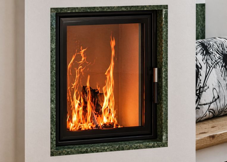 Nahaufnahme des brennenden Holzfeuers durch das gerade Sichtfenster des kompakten Spartherm Kamineinsatzes.
