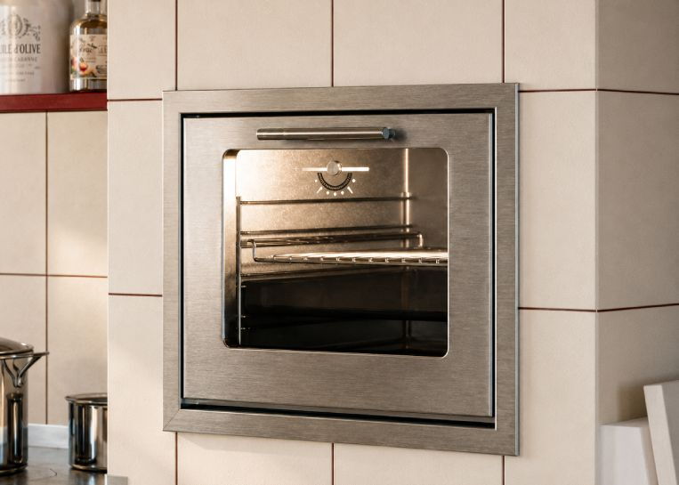 Nahaufnahme des im keramischen Speicher integrierten Backrohrs zur Nutzung der Speicherwärme beim Backen.