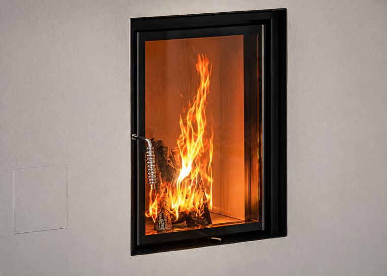 Detaillierte Ansicht des lodernden Feuers hinter der schlichten, geraden Glasscheibe des bündig verbauten Kombiofens.