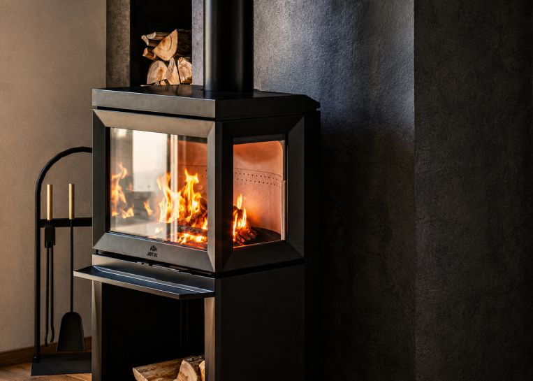 Nahaufnahme des lodernden Feuers im Jotul F520, eingefasst in den robusten, schwarz beschichteten Gusseisen-Korpus.