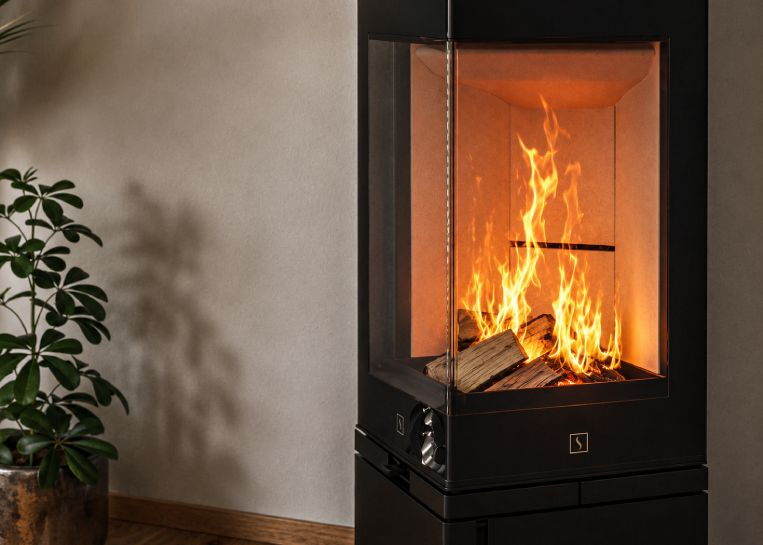 Nahaufnahme der aus einem Stück gefertigten Glaskeramik-Eckscheibe des Scan 80 für eine optimale Sicht auf das Feuer.