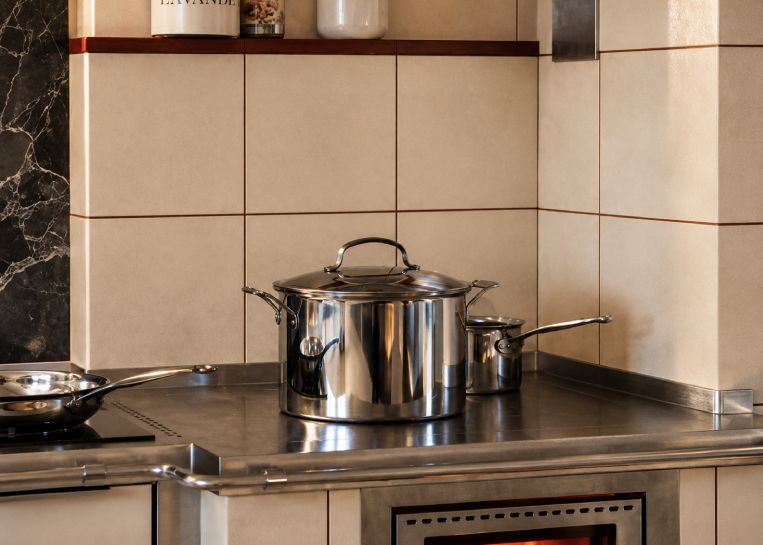 Nahaufnahme der geräumigen Herdplatte des Aufsatzherdes zum autarken Kochen mit echtem Holzfeuer.