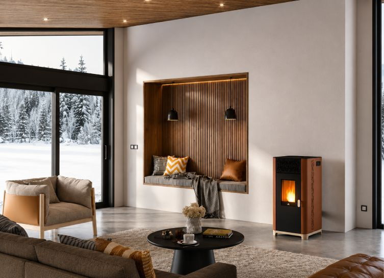 Gesamtansicht des Pelletofens JØTUL PF 1033 in Corten-Ausführung neben einer modernen Holz-Wandnische mit Sitzplatz.