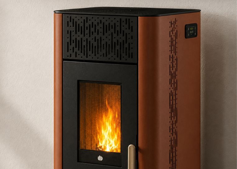 Nahaufnahme der stilisierten Belüftungsschlitze in Regentropfen-Form am Gehäuse des JØTUL PF 1033.